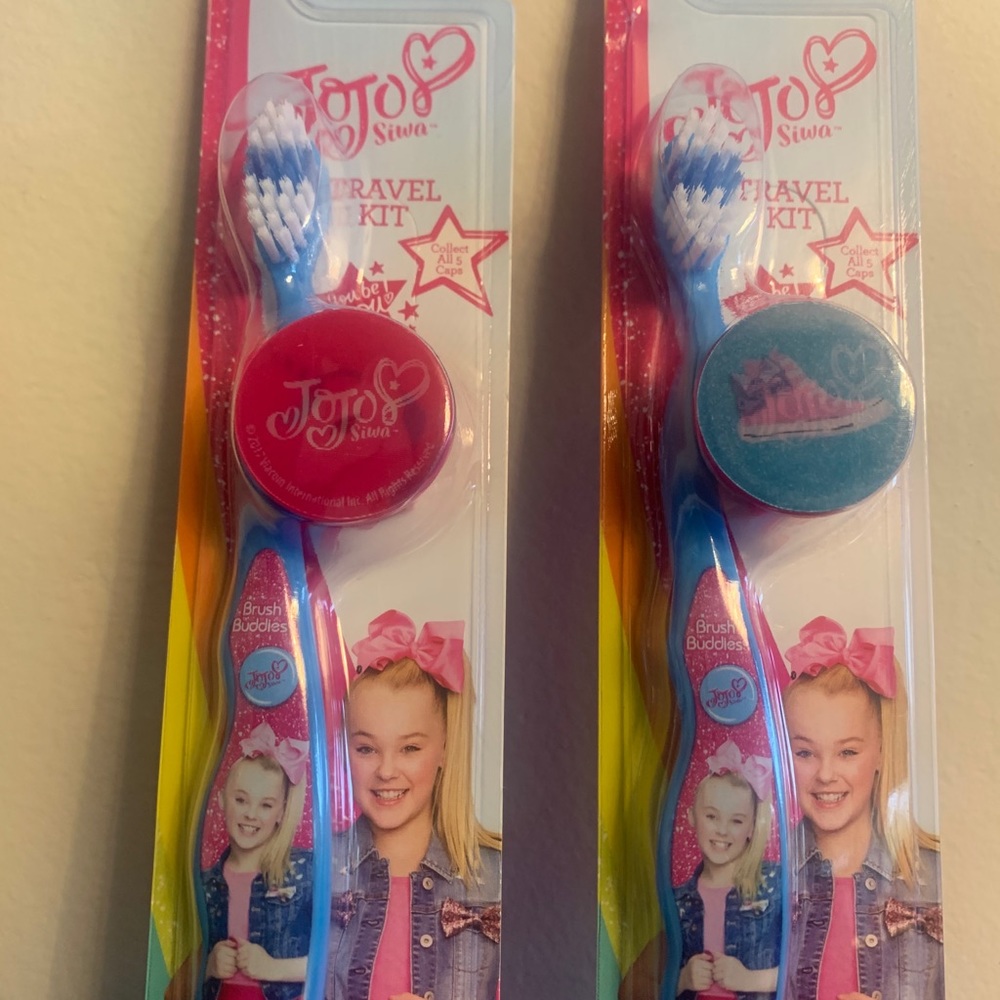 JoJo Siwa - 2 Toothbrushes with Travel Caps (NEW)